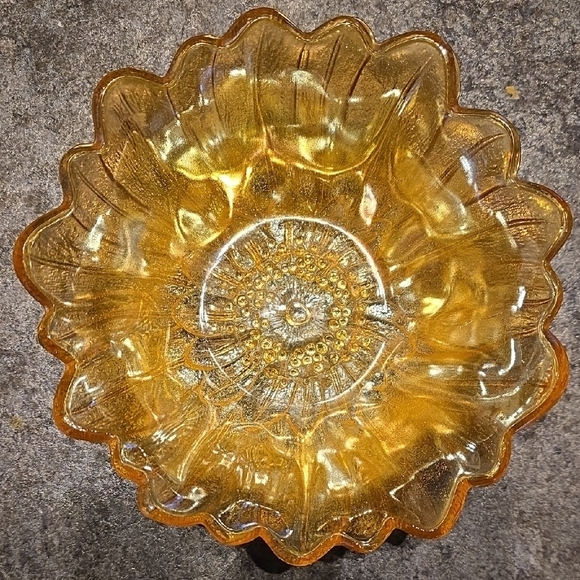 Set of two vintage Indiana Glass "Sunflower" Carnival Glass bowls - Picture 5 of 11